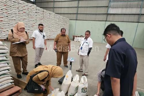 DKP Kota Tangerang cek beras oplosan di pasar. Foto: Antara