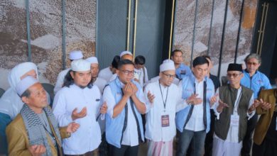 Sebelum ambil nomor urut, Andra dan Dimyati didoakan ulama. Foto: Beni Hendriana
