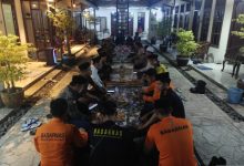 Warga ddan Keluarga Rombongan Jurnalis mengelar doa operasi SAR. Foto Antara