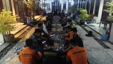 Warga ddan Keluarga Rombongan Jurnalis mengelar doa operasi SAR. Foto Antara