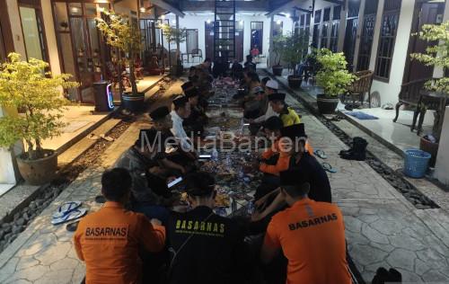 Warga ddan Keluarga Rombongan Jurnalis mengelar doa operasi SAR. Foto Antara