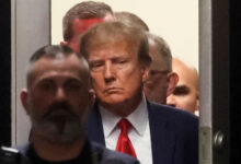 Donald Trump saat masuk ke ruang Pengadilan Manhattan. Foto: VOA