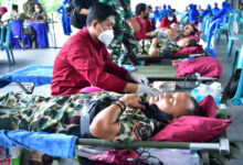 Donor darah prajurit Yontankfib 2 Mar untuk memperingati Hut Marinir ke-77. Foto: Ahmad Munawir - Menkav 2 Mar