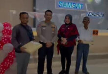 Kepala UPT Samsat Cikande, Rita saat memberikan door prize. Foto: Aden Hasanudin