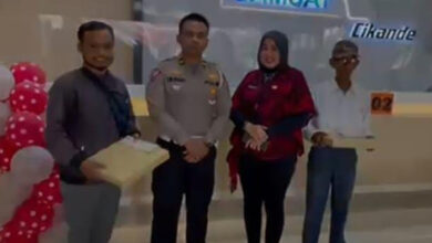 Kepala UPT Samsat Cikande, Rita saat memberikan door prize. Foto: Aden Hasanudin