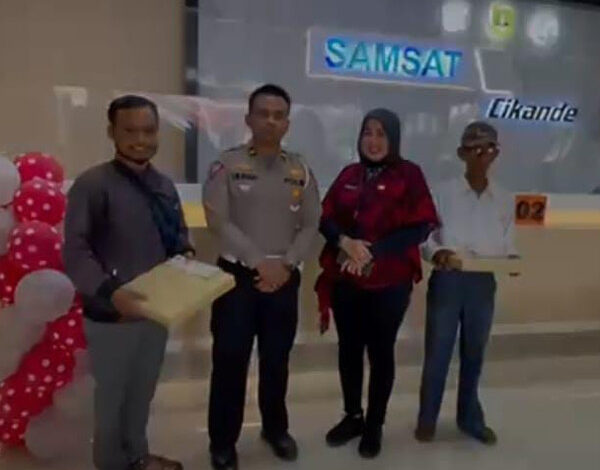 Kepala UPT Samsat Cikande, Rita saat memberikan door prize. Foto: Aden Hasanudin