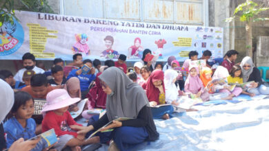 Anak Yatim dan Dhuafa diajak membaca dan berwisata oleh DPK Banten. Foto: Biro Adpim Banten