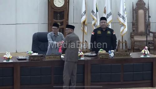 Pandangan unumum fraksi-fraksi di DPPRD Banten menyoroti soal defisit anggaran. Foto DPRD Banten