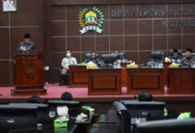 Walikota Serang, Syafrudin menyampaikan silpa APBD 2021. Foto: Hendra Hermawan