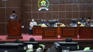 Walikota Serang, Syafrudin menyampaikan silpa APBD 2021. Foto: Hendra Hermawan