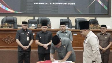 Pengesahan perubahan KUA PPAS di DPRD Cilegon. Foto Daeng Yusvin