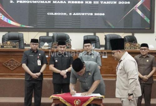 Pengesahan perubahan KUA PPAS di DPRD Cilegon. Foto Daeng Yusvin