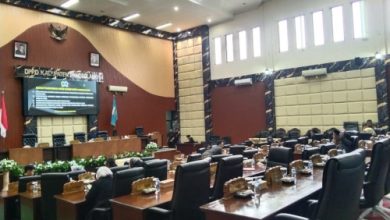 Ruang sidang paripurna DPRD Kabupaten Pandeglang yang masih kosong. Foto: Sutisa