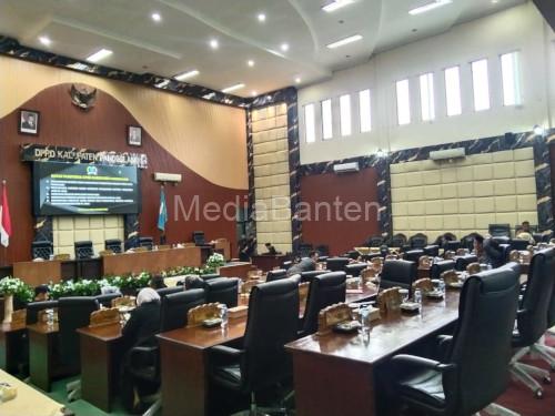 Ruang sidang paripurna DPRD Kabupaten Pandeglang yang masih kosong. Foto: Sutisa