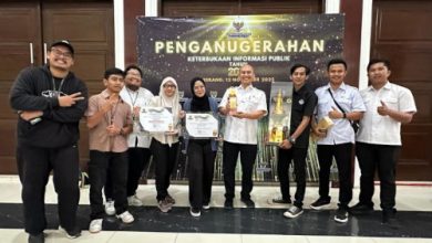 Penganugerahan Badan Publik Informatif untuk DPUPR Banten dari Komisi Informasi. Foto BW Iskandar