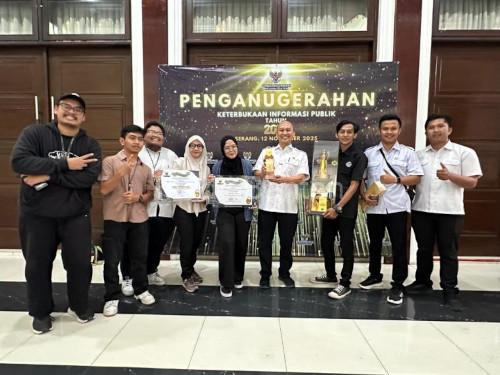 Penganugerahan Badan Publik Informatif untuk DPUPR Banten dari Komisi Informasi. Foto BW Iskandar