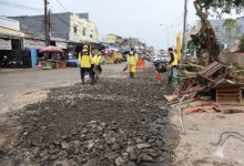 Pengaspalan jalan untuk memudahkan akses ke Pasar Anyer. Foto: Antara