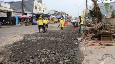 Pengaspalan jalan untuk memudahkan akses ke Pasar Anyer. Foto: Antara