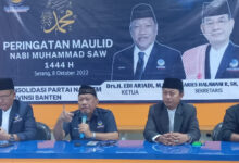 Ketua DPW Partai Nasdem Banten, Edi Ariadi dalam konferensi pers. Foto: Aden Hasanudin