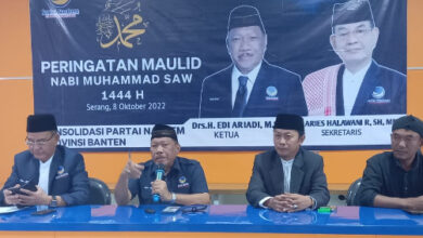 Ketua DPW Partai Nasdem Banten, Edi Ariadi dalam konferensi pers. Foto: Aden Hasanudin