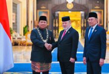 Presiden RI, Prabowo Subianto menerima penghargan Darja Kerabat Johor yang petama dari Malaysia. Foto: Antara