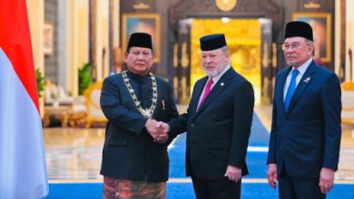 Presiden RI, Prabowo Subianto menerima penghargan Darja Kerabat Johor yang petama dari Malaysia. Foto: Antara