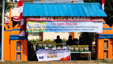 Layanan Drive-Thru dari Bulog. Foto: Antara