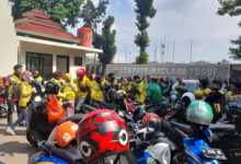 Driver Ojol di Banten berdemo minta penurunan tarif potongan dari aplikator. Foto: Aden Hasanudin