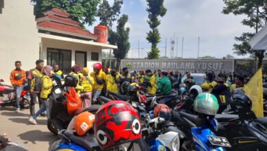 Driver Ojol di Banten berdemo minta penurunan tarif potongan dari aplikator. Foto: Aden Hasanudin