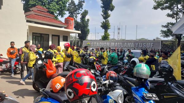 Driver Ojol di Banten berdemo minta penurunan tarif potongan dari aplikator. Foto: Aden Hasanudin