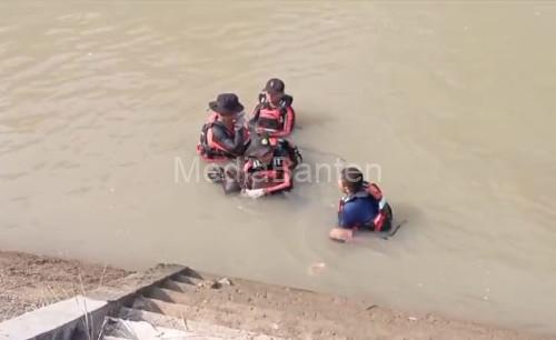 Petugas dari Polsek Ciruas dan BPBD Kabupaen Serang menemukan mayat dua bocah ternggelam di Suangi Irigasi Ciruas. Foto: Yonoac