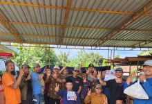 Pose 2 jari dari Kades Kosambironyok. Foto: LKBN Antara