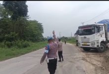 Dump Truk Pasir dan Urugan yang parkir di bahu jalan Raya Cikande. Foto Yono