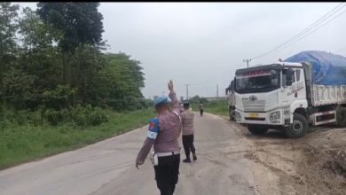 Dump Truk Pasir dan Urugan yang parkir di bahu jalan Raya Cikande. Foto Yono