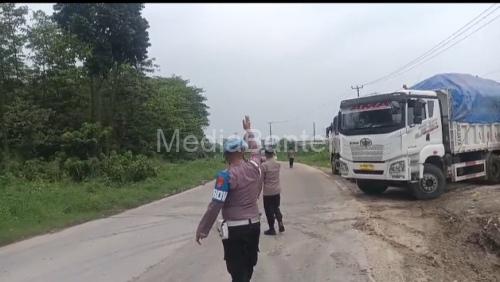 Dump Truk Pasir dan Urugan yang parkir di bahu jalan Raya Cikande. Foto Yono