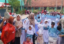 Para pelajar SDN dan Menengaah jalani program edukasi pemilihan sampah. Foto Antara