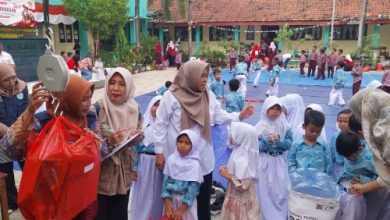 Para pelajar SDN dan Menengaah jalani program edukasi pemilihan sampah. Foto Antara