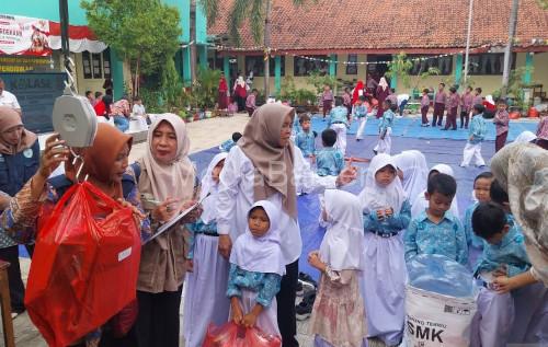 Para pelajar SDN dan Menengaah jalani program edukasi pemilihan sampah. Foto Antara