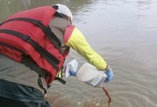 Pejabat Pemkot Tangerang dan relawan menuangkan 1.500 liter ecoenzym ke Sungai Cisadane. Foto Antara