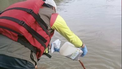 Pejabat Pemkot Tangerang dan relawan menuangkan 1.500 liter ecoenzym ke Sungai Cisadane. Foto Antara
