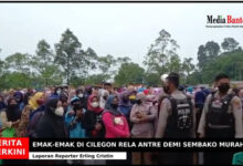 Antrean emak-emak di Cilegon demi paket sembako murah. Foto: Erling Cristin