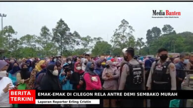Antrean emak-emak di Cilegon demi paket sembako murah. Foto: Erling Cristin
