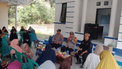 Kapolres Serang, AKBP Condros Sasongko berkumpul dengan emak-emak Desa Masigit. foto: Yono