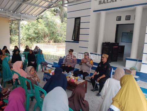 Kapolres Serang, AKBP Condros Sasongko berkumpul dengan emak-emak Desa Masigit. foto: Yono