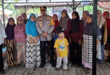 Kapolres Serang, AKBP Condro Sasongko dengan emak-emak. Foto: Yono