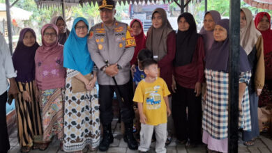 Kapolres Serang, AKBP Condro Sasongko dengan emak-emak. Foto: Yono