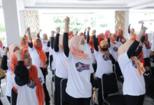 Relawan emak - emak for Sandi Uno gelar pelatihan sate bandeng. Foto: Istimewa