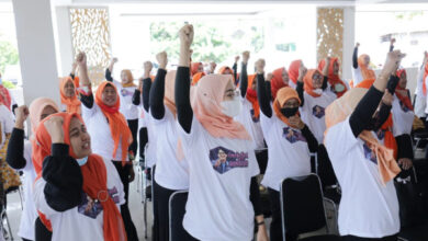 Relawan emak - emak for Sandi Uno gelar pelatihan sate bandeng. Foto: Istimewa