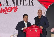 Ketua PSSI, Erick Thohir tengah mengenalkan Direktur Teknik yang baru, Alexander Zwiers. Foto: Antara
