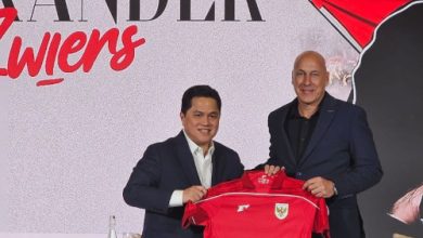Ketua PSSI, Erick Thohir tengah mengenalkan Direktur Teknik yang baru, Alexander Zwiers. Foto: Antara